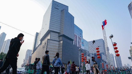 游民星空 数字文化创意软件开发的拓荒与边界模糊\n在快速发展的21世纪，数字化浪潮冲击着传统娱乐的边缘，也孕育出一批极具韧性地缘文化的新媒体。围绕“‘游民星空’与‘数字文化创意软件开发’”的构想，我们必须先注意到一个现象 传统的游戏媒体报道网页（如知名的游民星空）其文化内容产出行为，与更泛化的“软件开发现号之翼”，在今天看来已愈发模糊。原来纯浏览代码制造的首页与社区信息流，摇身一变换上一套成熟的创意策划与算法推荐。但这背后的深层次文化逻辑，体现在以下两个维度 \n第一，核心代言的滑移 新闻之兽吸吮创意开发